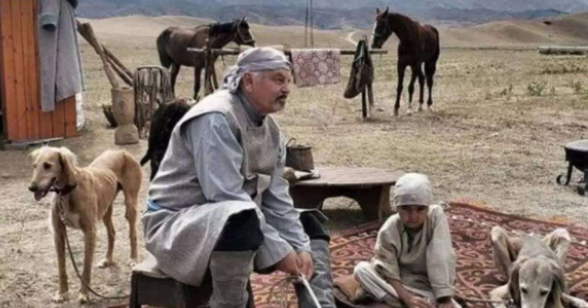 Мейрамбек Бесбаев ұлы мен қызын өз бейнебаянына түсірді (Видео)