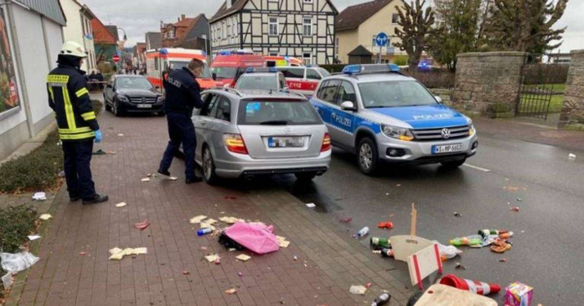 Германиядағы карнавалда 30 адамды көлік қақты