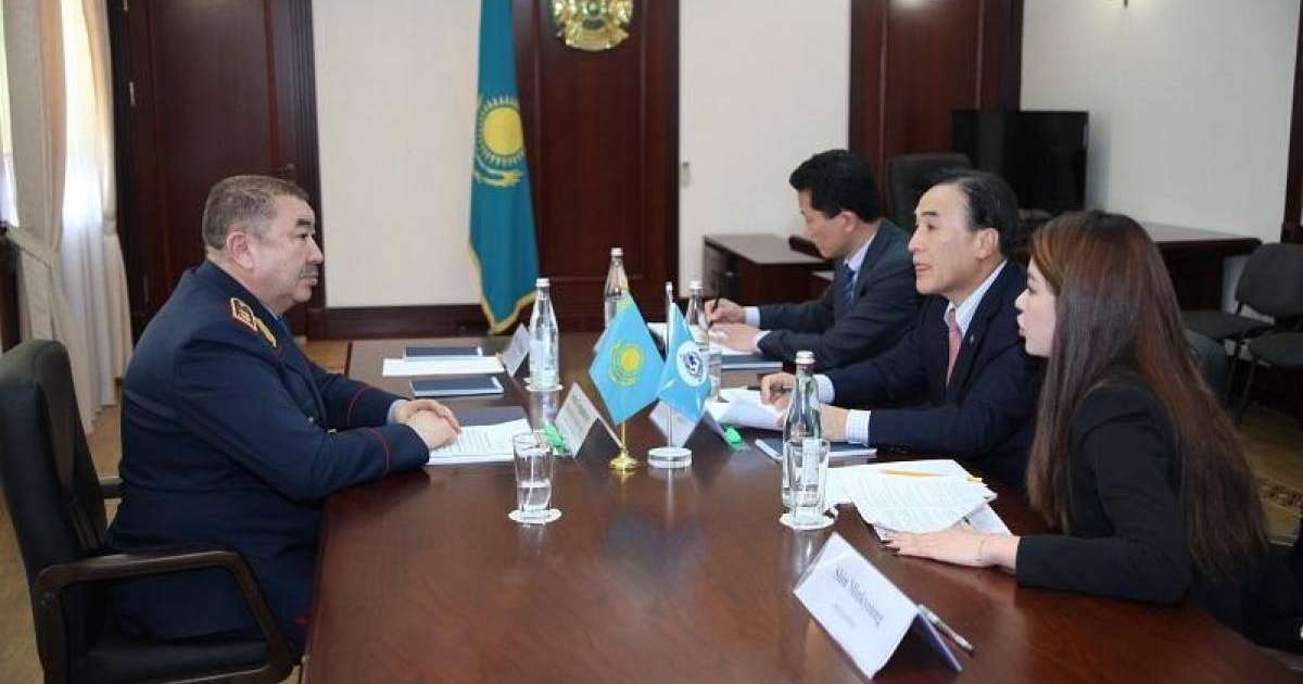 内务部长会见国际刑警组织主席金锺阳