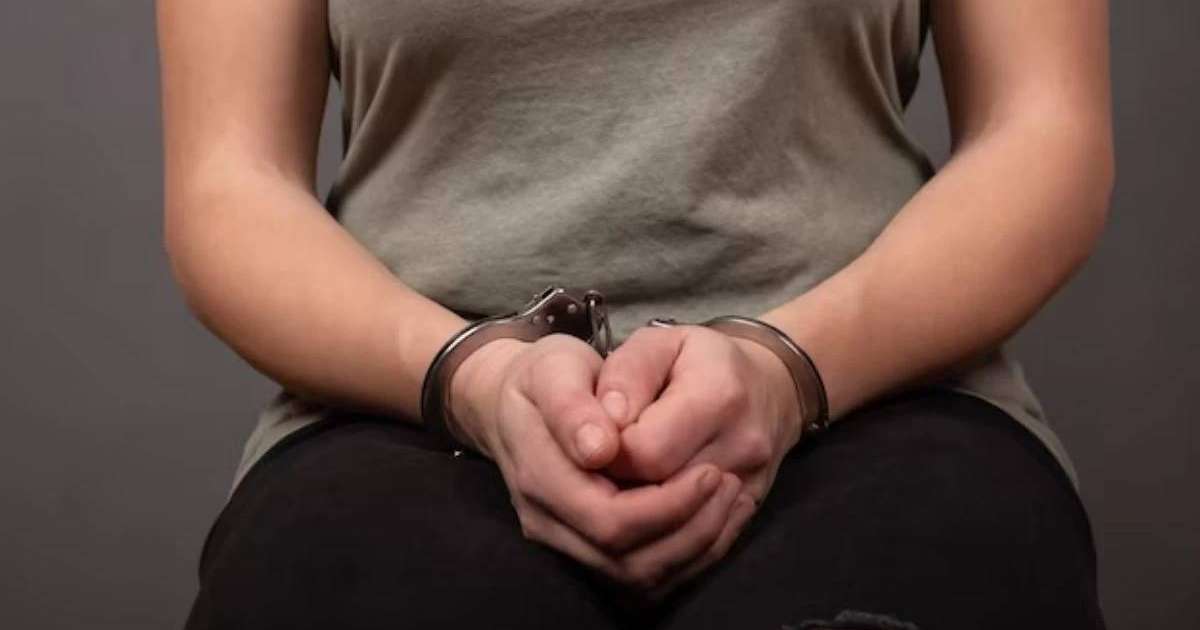 Есірткі сатқан қызының жазасын жеңілдетпек болған: Астанада пара берген әйелдің өзі де сотталды