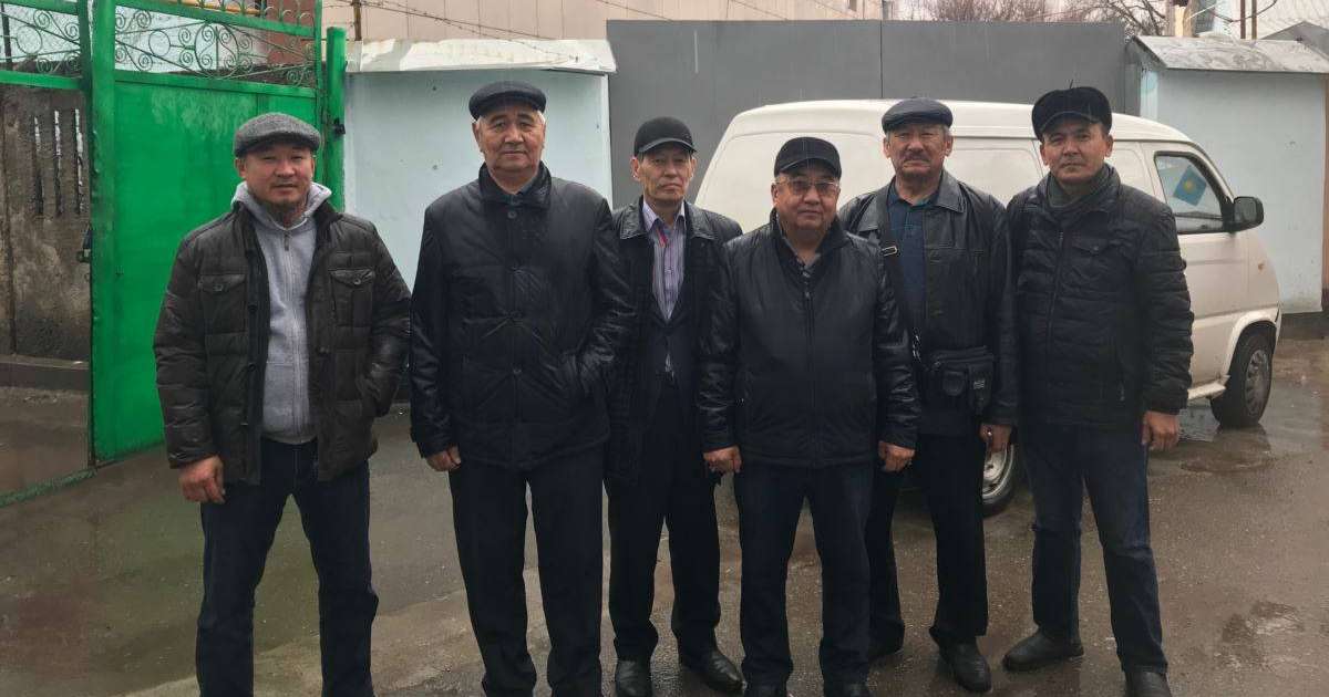 Шымкентте қамалған белсенділерге қолдау көрсетті