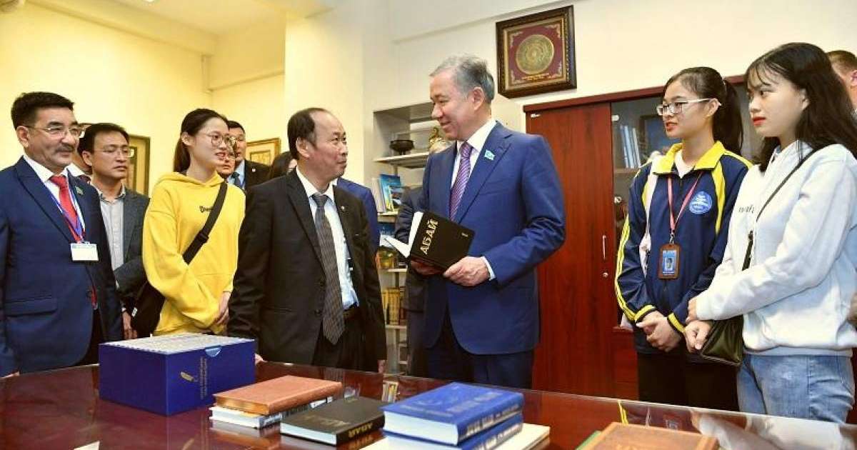 尼格马图林参观河内大学阿拜中心