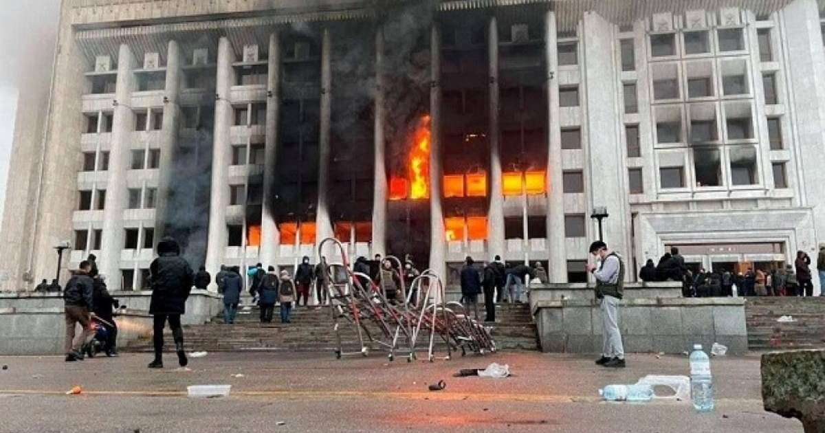 Маған бас сауғалап, резиденциядан кету, тіпті шетел асу туралы ұсыныс бірнеше рет айтылды - Президент қаңтар оқиғасы туралы айтты