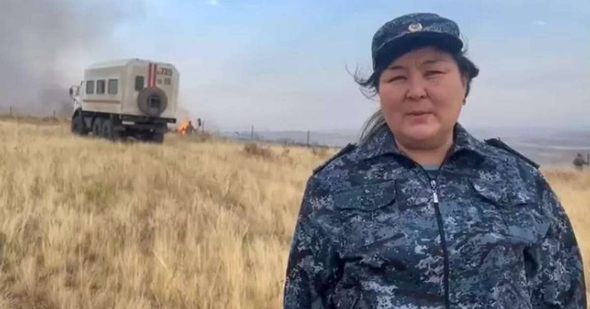 Абай облысы Үржар ауданындағы алапат өртті сөндіруге әйелдер де көмектесуде (фото)