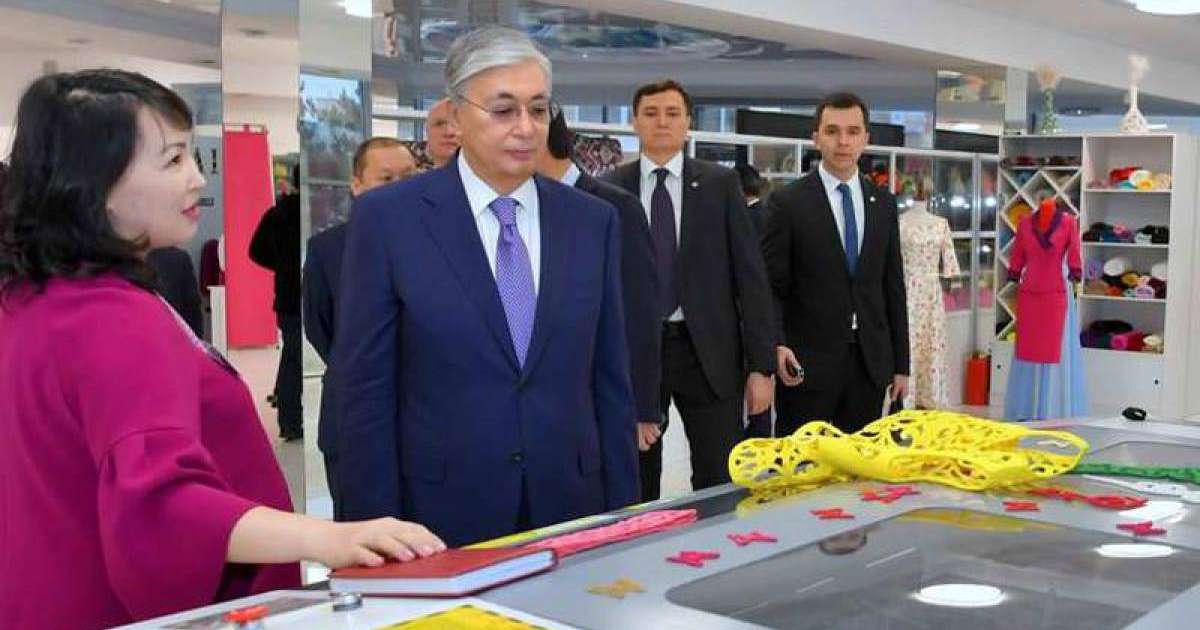 托卡耶夫总统视察阿克莫拉州纺织厂