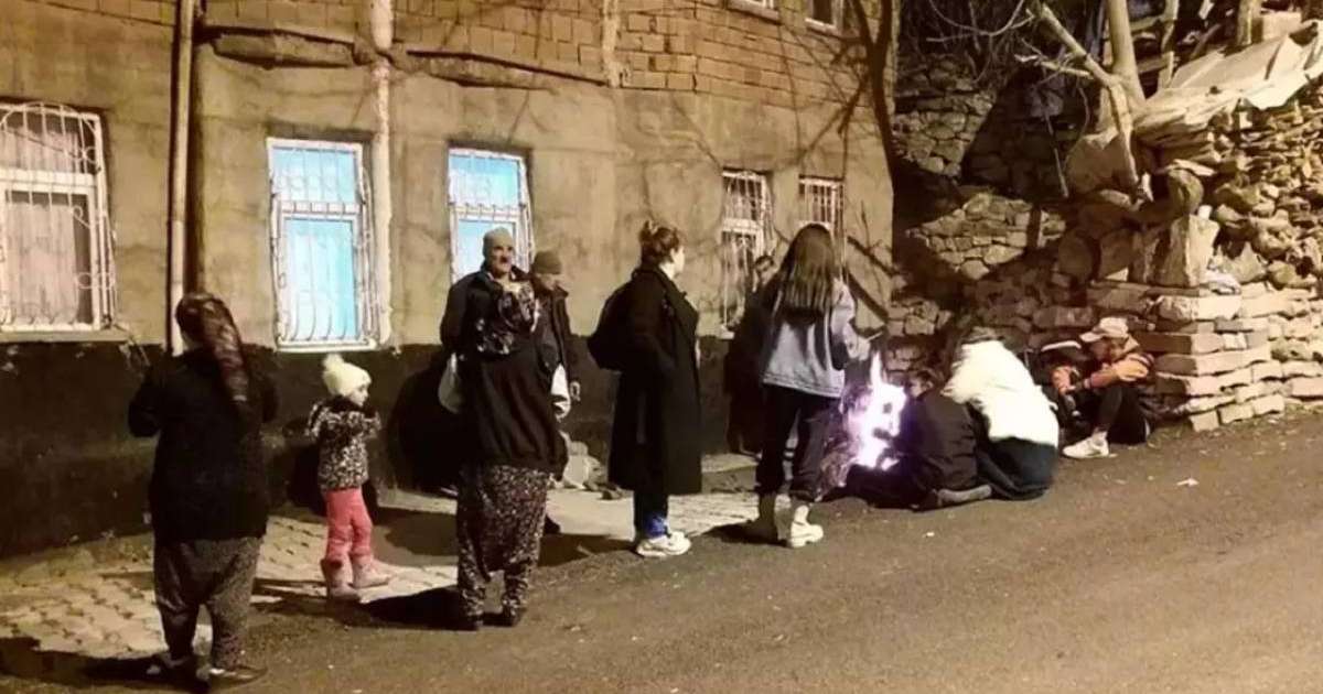 Түркияда бірден үш зілзала болды: жұрт Жаңа жылды далада қарсы алды