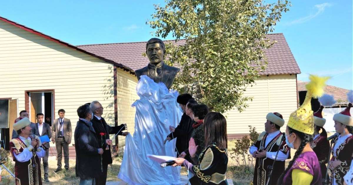 Ауыл тұрғындары өз қаржысымен Әлихан Бөкейханға ескерткіш орнатты