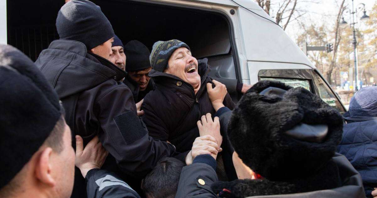 300-ден астам адам ұсталды, Алматыда кемінде 2 адам жарақаттанды