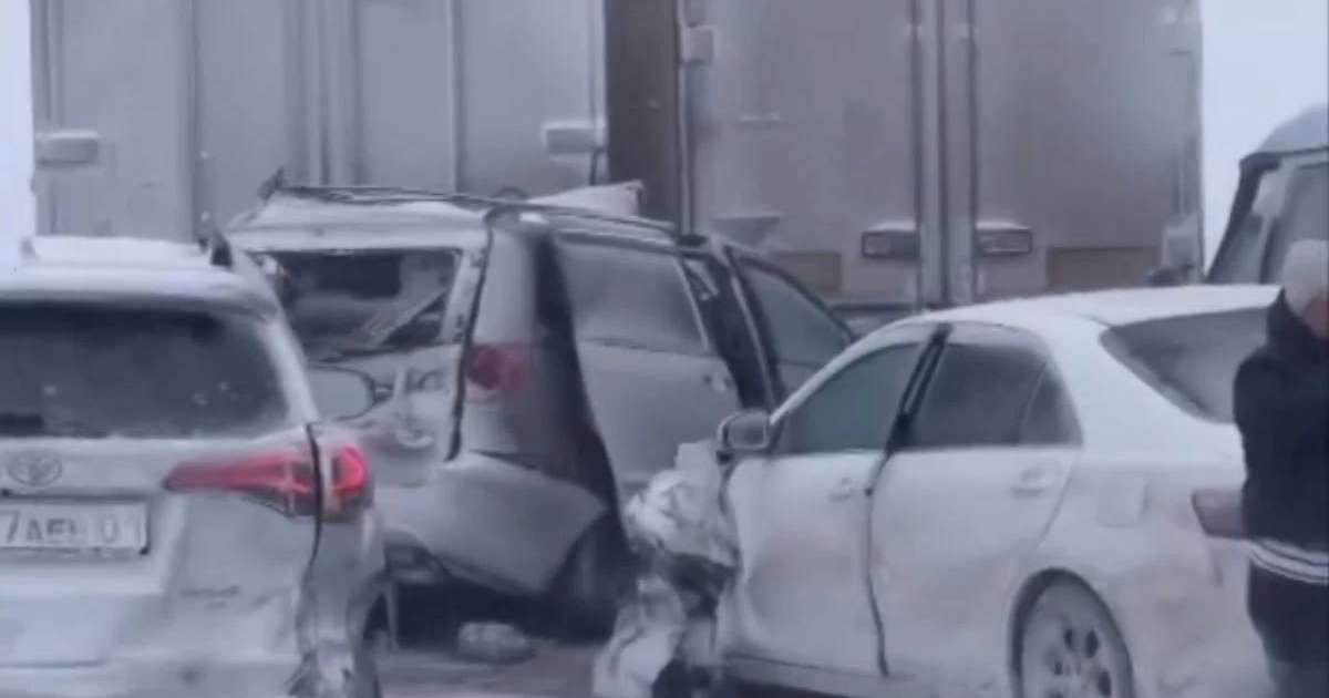 Астана-Петропавл тас жолында бір уақытта 16 көлік соқтығысқан: Қаза тапқандар бар (видео)