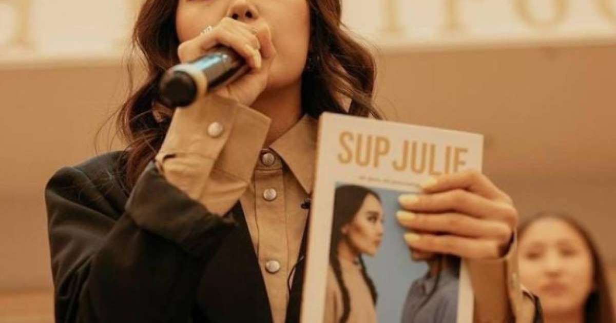 Ажырасып кеткен Жанар Айжанованың қызы кітап шығарды