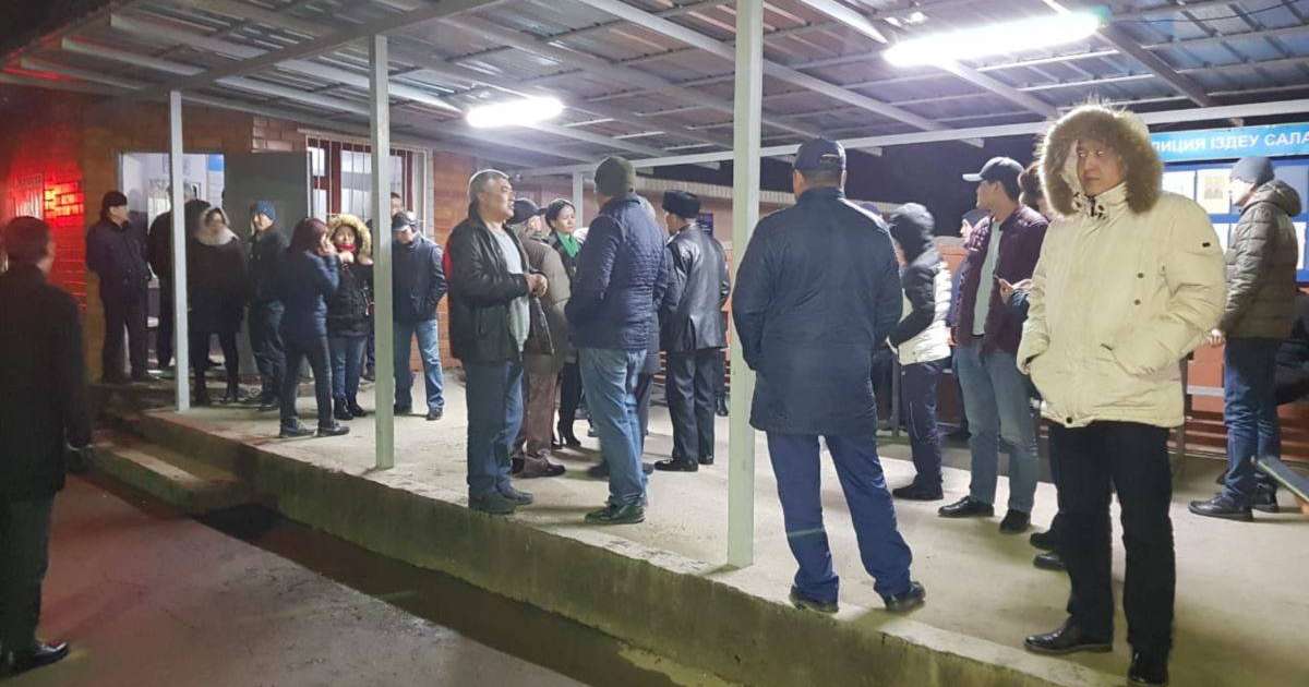 Бір топ адам полициядан "Демпартия" жетекшісі Мамайды босатуды талап етеді