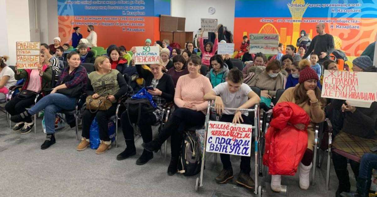 Нұр-Сұлтанда мүгедек баласы бар әйелдер биліктен үй мәселесін шешуді талап етті