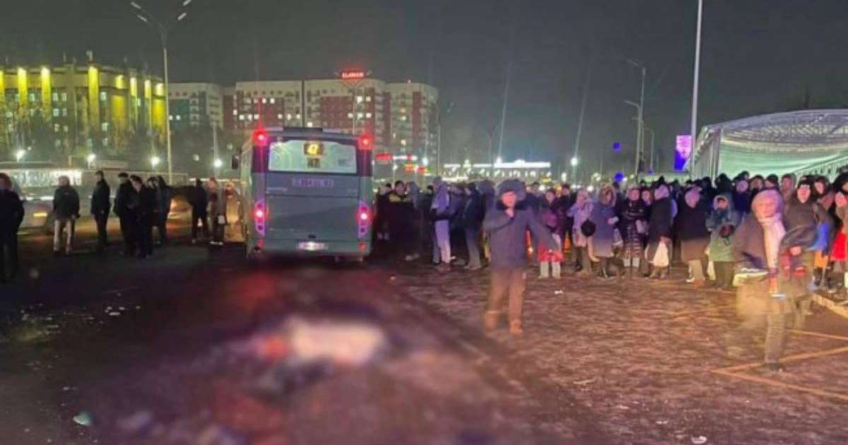 “Ақшаны дұрыс қайтармады деп басынан ұрған": Алматыда жаяу жүргіншілерді қаққан автобус туралы оқиға куәгерлері деректермен бөлісті