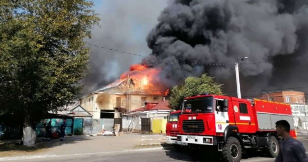 Қостанайдағы алапат өрт: Қару-жарақ дүкенінің директоры ауруханаға түсті