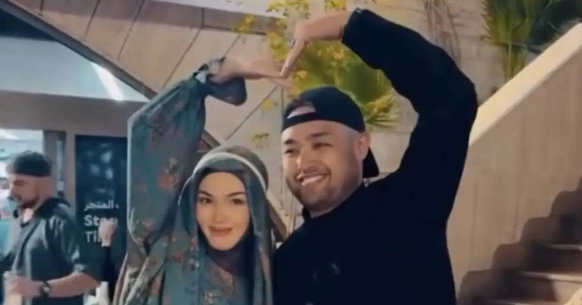 Әнші Ақботанұрдың орамал тағып, бейтаныс ер адаммен жүрген видеосы жарияланды