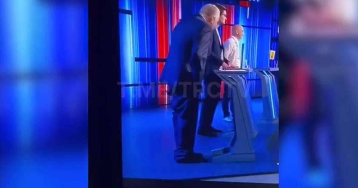 Жириновскийдің теледебат кезінде дамбалы түсіп қалды (Видео)