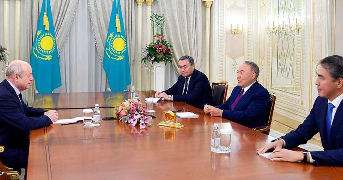 纳扎尔巴耶夫会见俄战略研究所所长弗拉德科夫