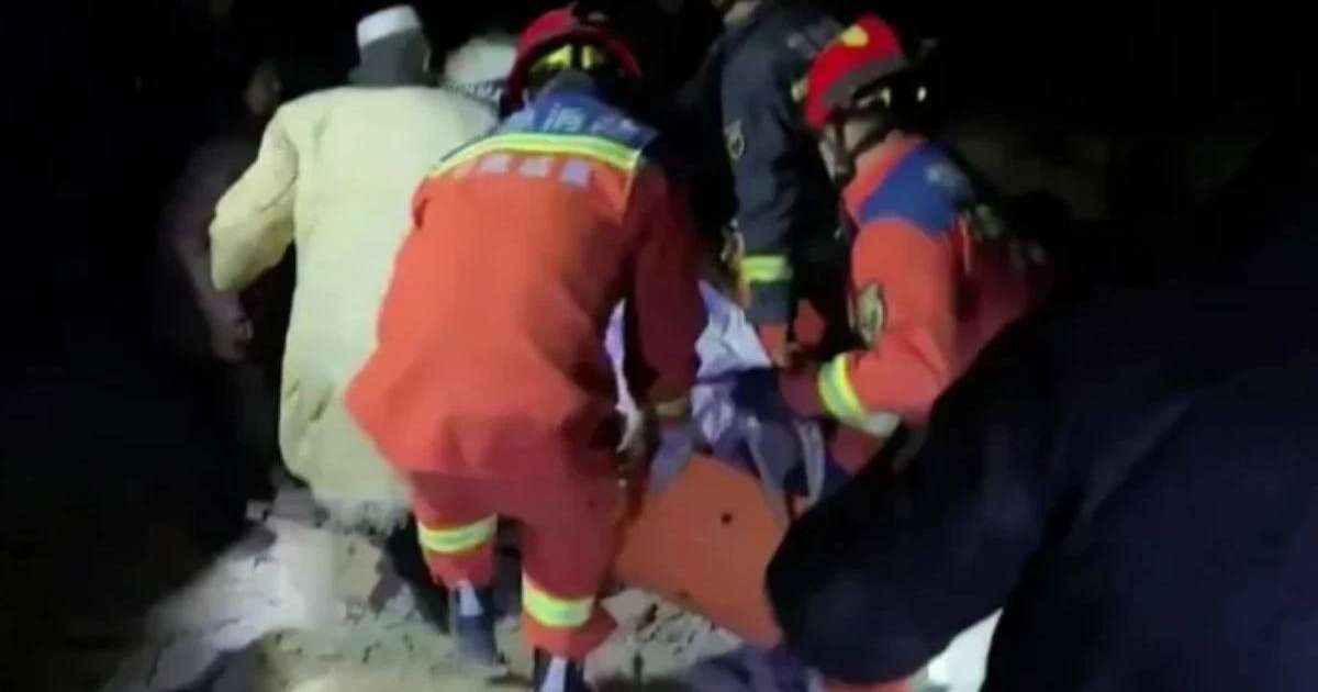 Қытайда жойқын жер сілкінісінен 111 адам мерт болды