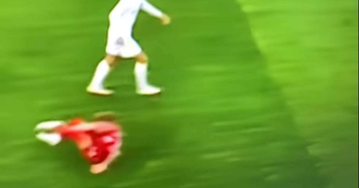 «Ливерпуль» ойыншысы матч кезінде аяғын сындырды (Видео)