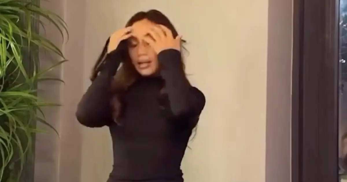 «Не деген көргенсіздік»: іш киімін шешіп, шашына таққан бойжеткен сынға қалды (ВИДЕО)