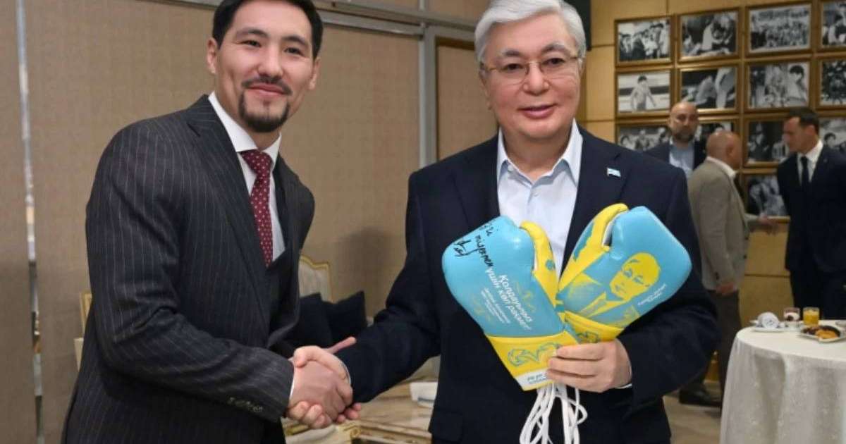 Тоқаевқа өз суреті бар бокс қолғабы сыйға берілді