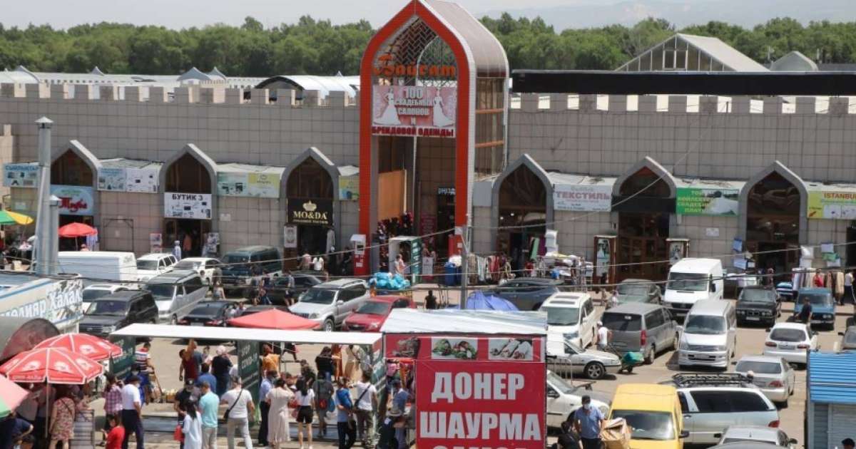 Жалақысын алу үшін базар күзетшілері ай сайын сүрелер жаттап жүр