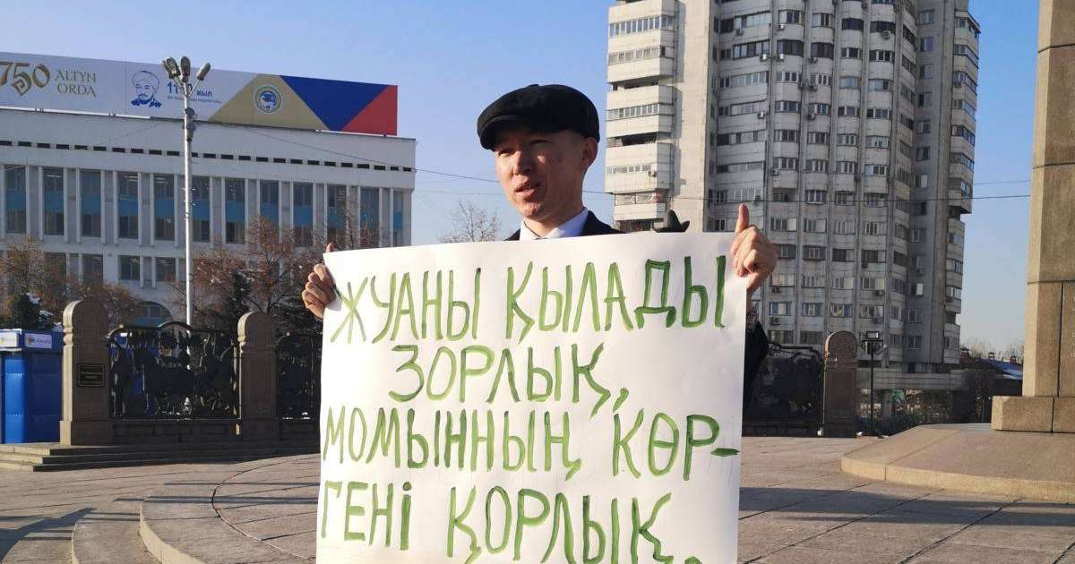 Белсенділерді ұстау жалғасып жатқан тұста тұрғын "пікірін айтып үлгеру үшін" пикетке шықты