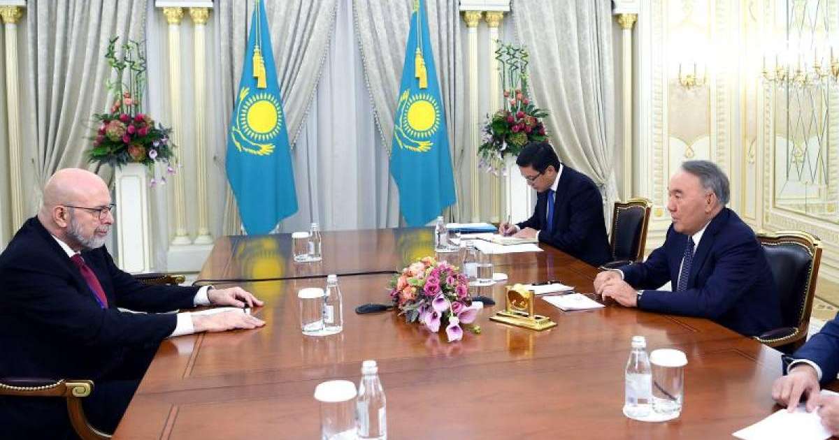 纳扎尔巴耶夫会见国家利益中心主席西梅斯