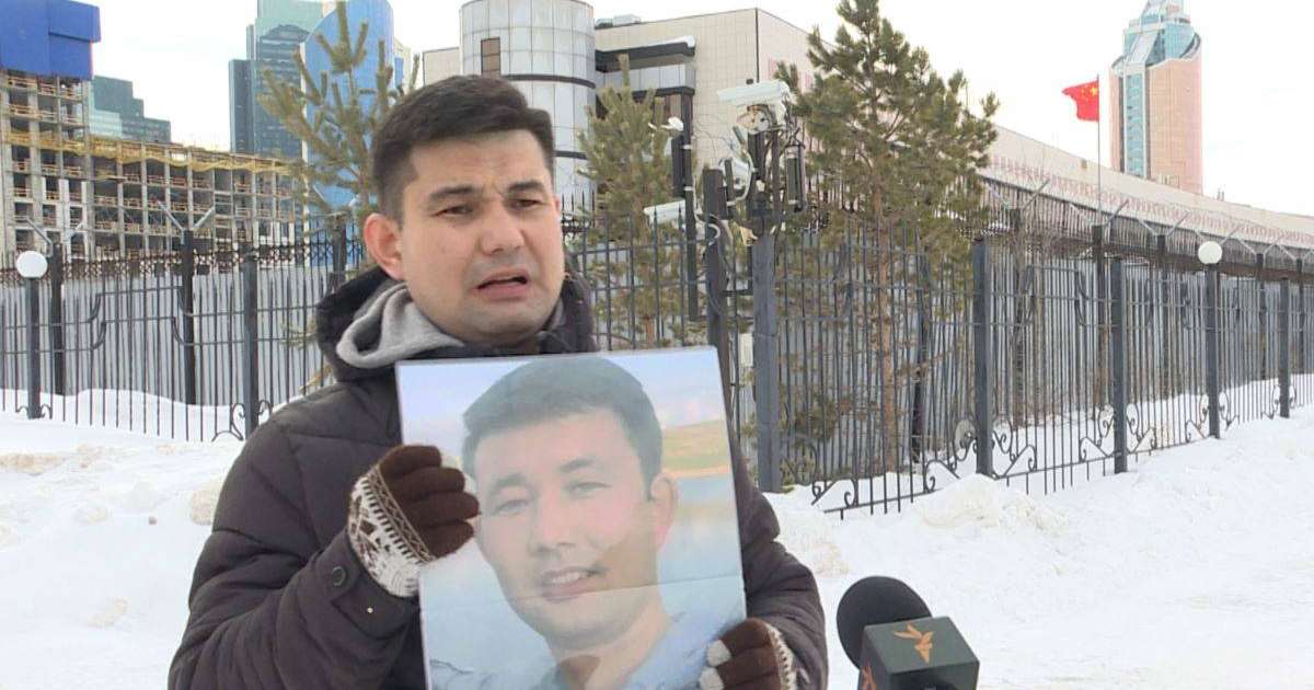 Алматы тұрғыны Нұр-Сұлтандағы Қытай елшілігі алдында пикет өткізді