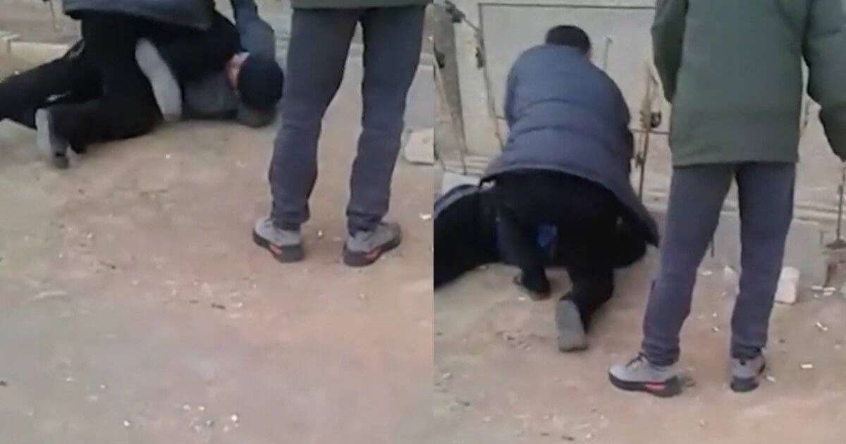 "Мен адаймын!". Ақтауда ер адам жерде жатқан азаматты аямай соққыға жықты (видео)
