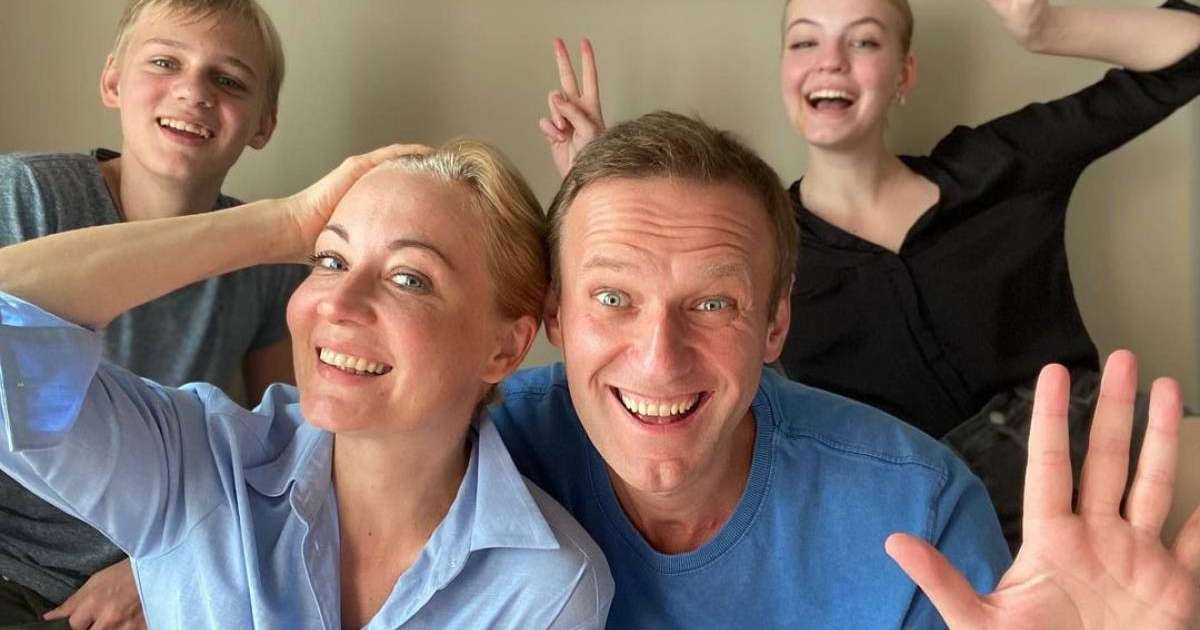 "Мен ешқайда кетпедім". Оппозиционер Навальный Ресейге оралады