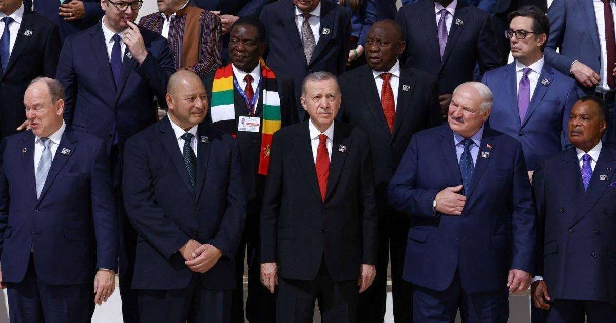 Қай елдің президенттері Лукашенкомен суретке түсуден бас тартты