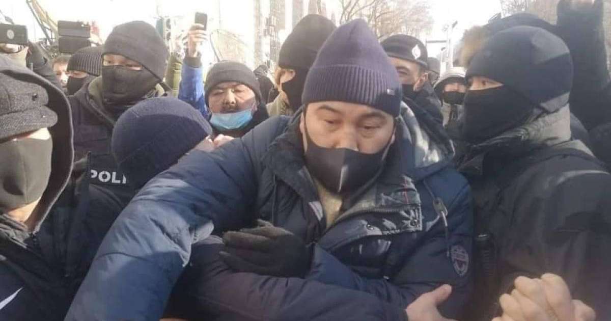 "Шойын жұдырығың биліктің айтағына еріп, митингтегі қыздарға қол көтеруге арналған ба?"