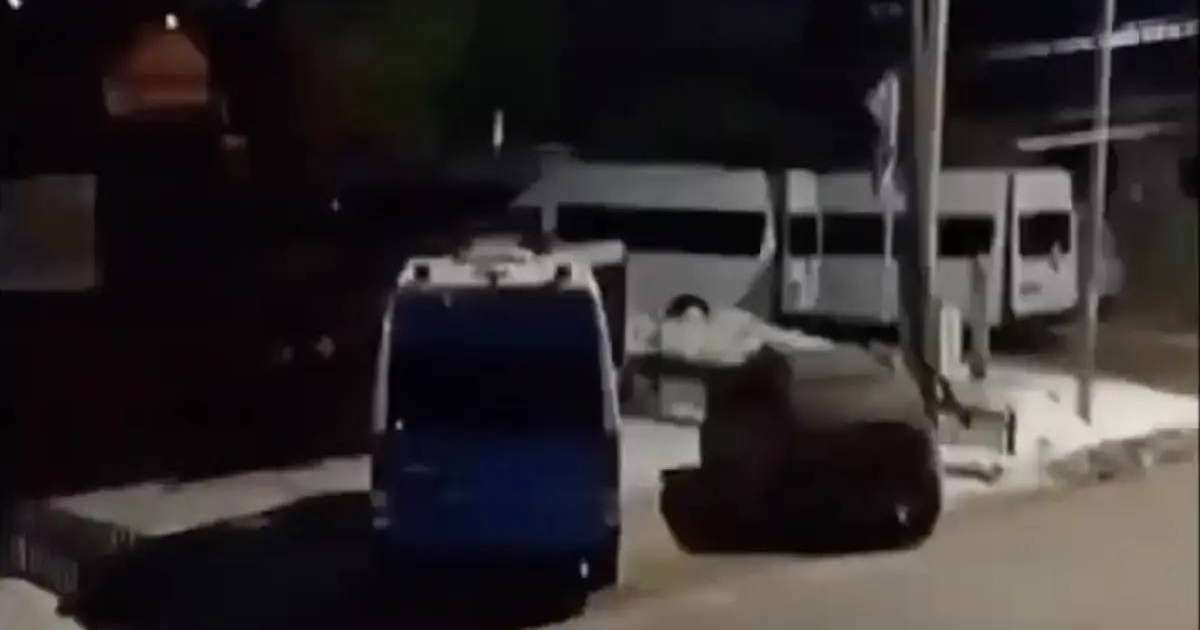 «Апа, ішке кіріңіздер»: Ақтөбеде үш адамды кепілге алған қанды оқиғаның мән-жайы айтылды