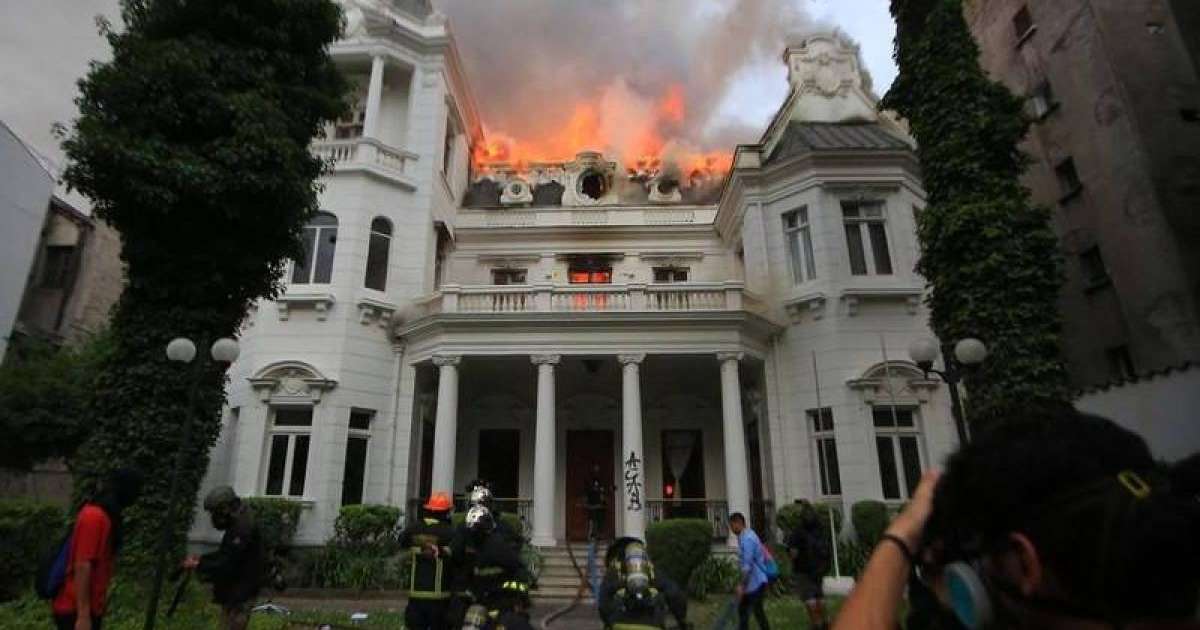 智利首都骚乱持续：示威者抢烧大学校园