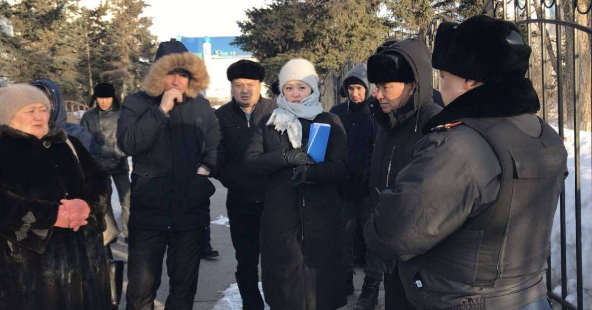 "Адам азаптады" деп айыпталған полиция қызметкерлерінің туыстары наразылық білдірді