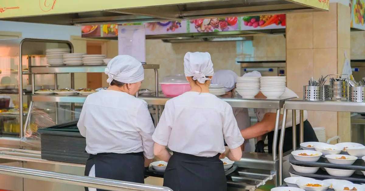 «Қалдық береді»: Желідегі видеодан кейін Алматыдағы мектеп асханасы тексеріліп жатыр