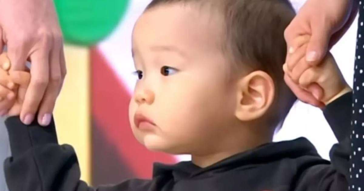 "Әлі екіге толмаған": 21 елдің туын жатқа айтатын балақай халықты тәнті етті (видео)