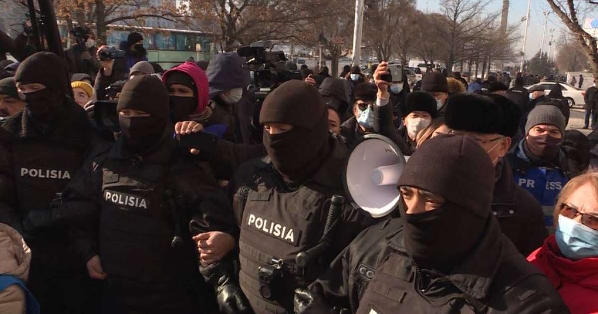 Алматыда арнайы жасақ "Демпартия" жақтастарын қоршады, орталық алаңда интернет өшті