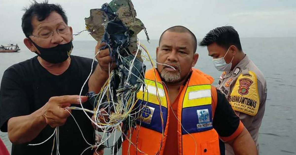 Индонезия ұшақ теңізге құлады. Жолаушылар арасында 3 нәресте болған