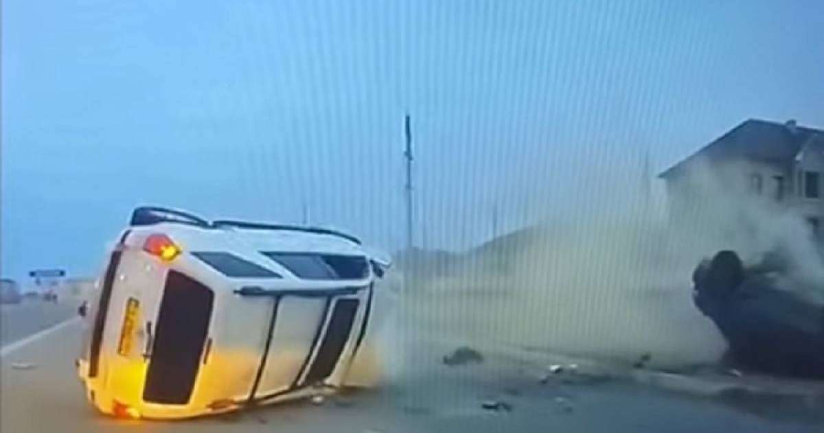 Үш адам зиян шекті. Ақтауда көлік аударылған жол апаты видеоға түсіп қалды