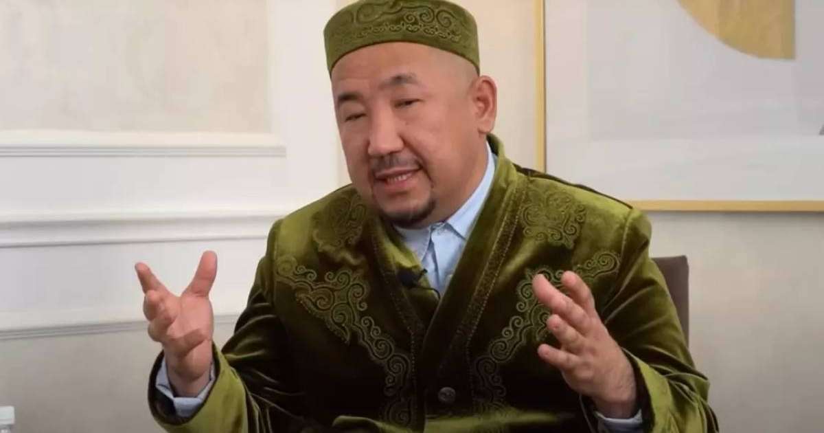 “Өтірікті кішкене айтамын” - Нұрлан имам намаз оқығандарға көп алданғанын айтты