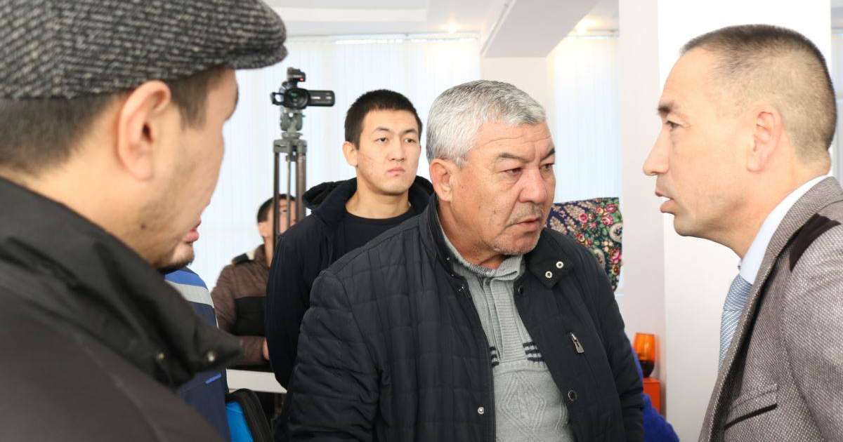 "Съез делегаттарына қысым жасалды" деген Жаңаөзен белсенділері әкімдікке барды