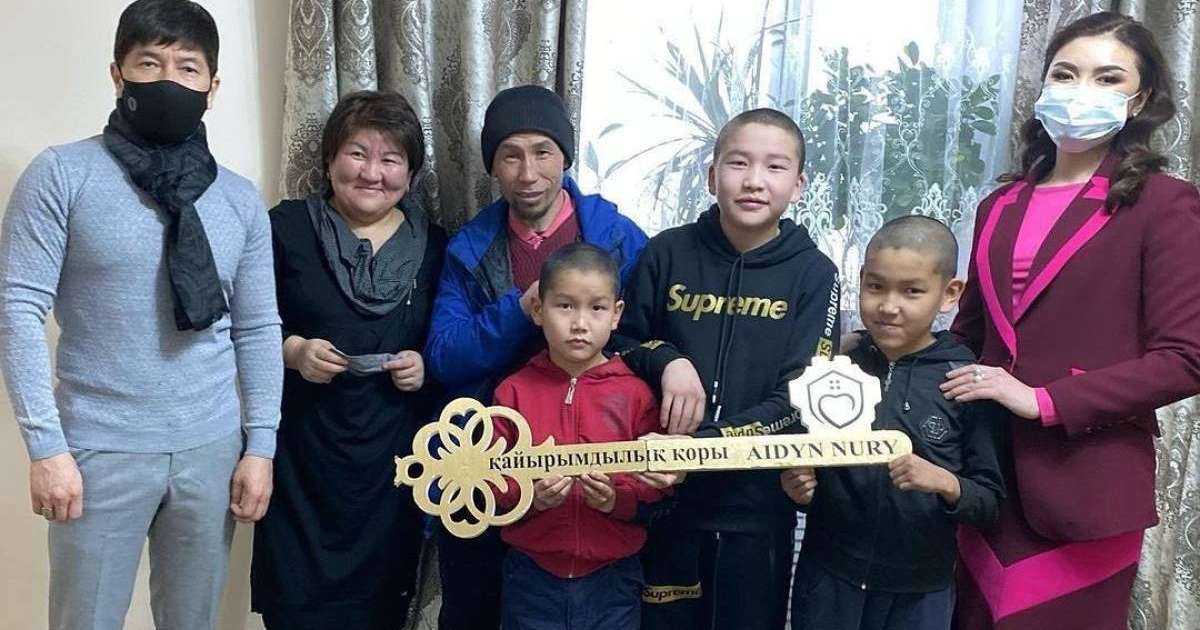 Ал, сүйінші! Қазақстандықтар вагонда тұратын көпбалалы әкеге үй сыйлады (видео)