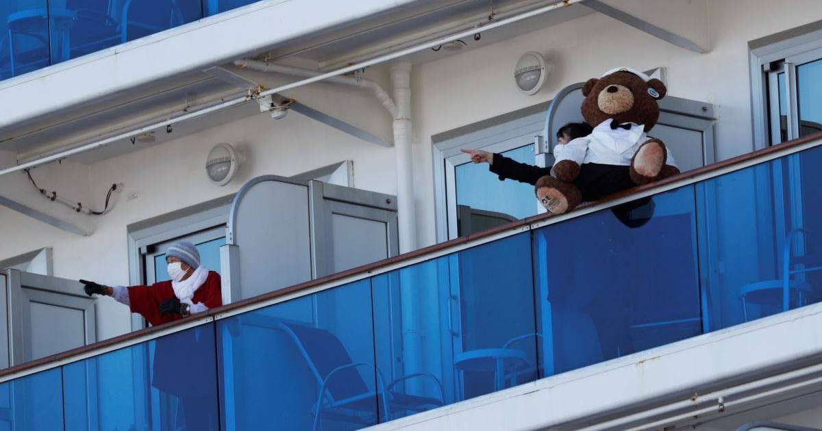 8 және 12 жастағы немерелерімен екі әйел отыр