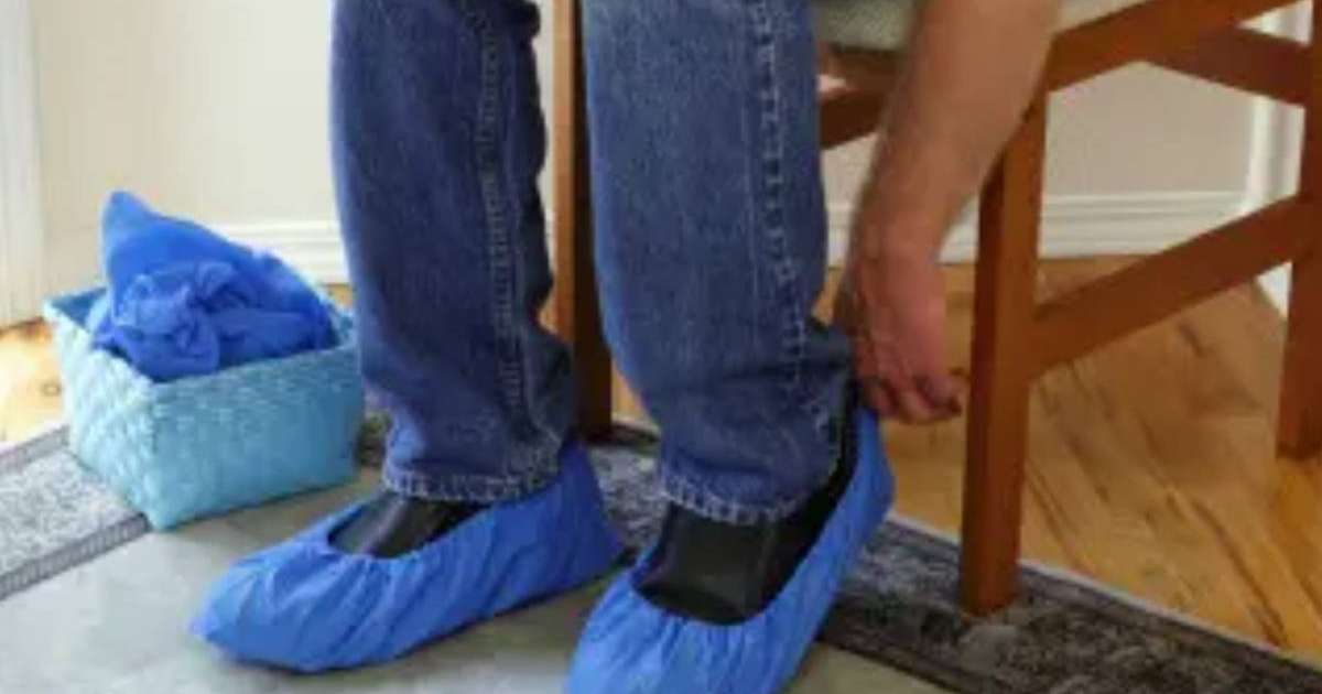 Алматыда колледж студенттері бахила сатып алу талабына шағымданды