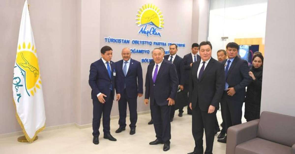 首任总统视察突厥斯坦州公众接待处