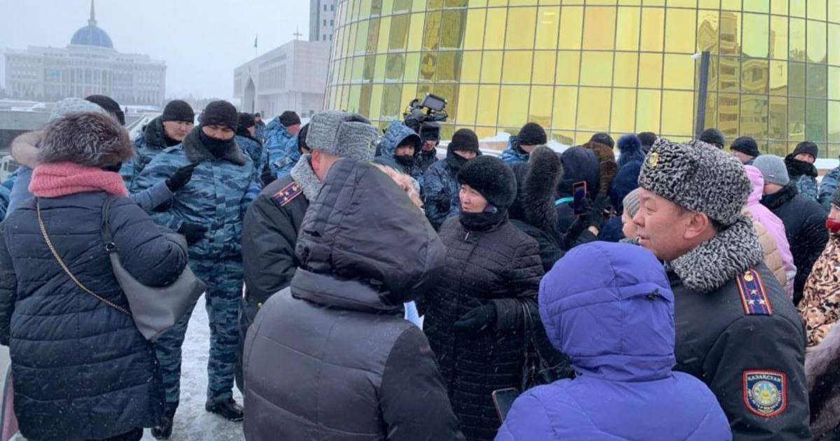 Полиция наразылық акциясына шыққандарды Ақордаға жібермей тұр