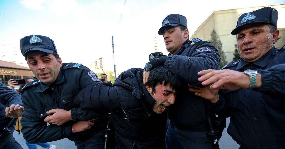 Парламент сайлауындағы заңсыздыққа қарсы шыққан Баку тұрғындарын полиция әкетті