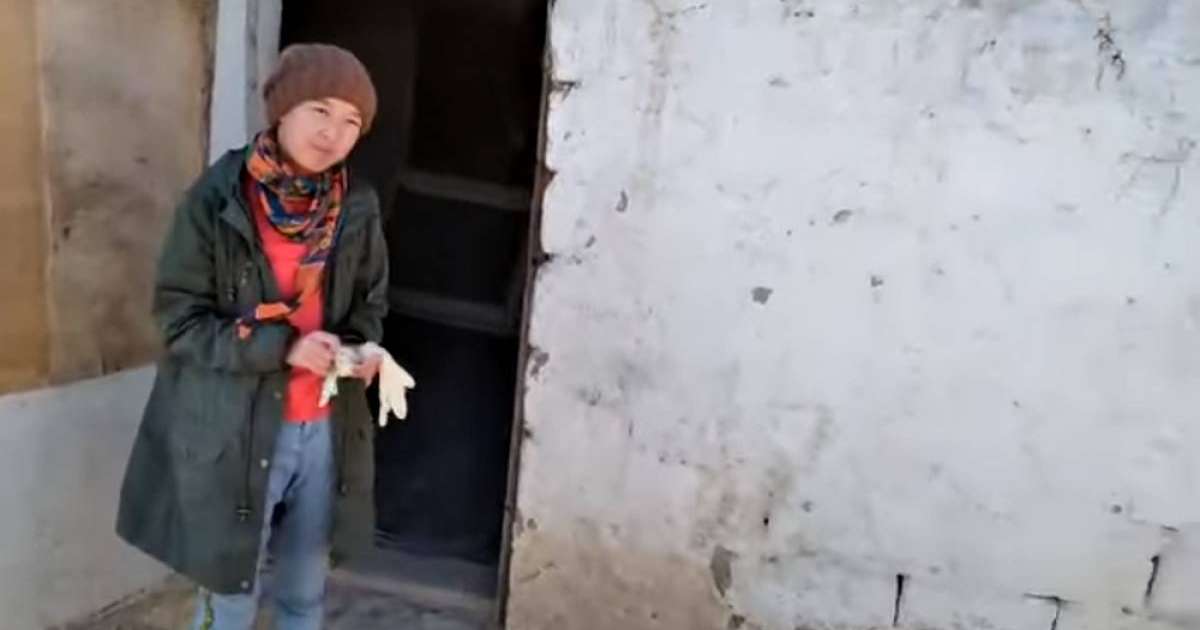 Жаңаөзендік жанашырлар мүгедек әке мен қызына үй сыйлады (видео)